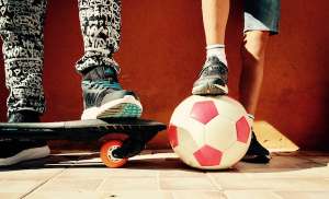 enfants skate ballon foot