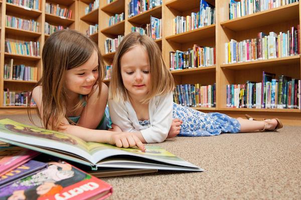 Filles en train de lire