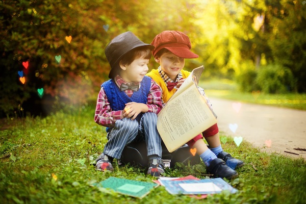 Garçons en train de lire