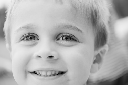 enfant en noir et blanc