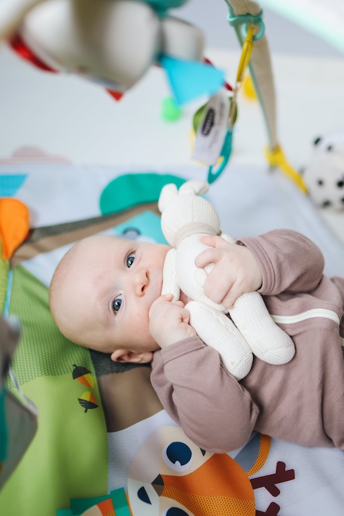 bébé dans son lit