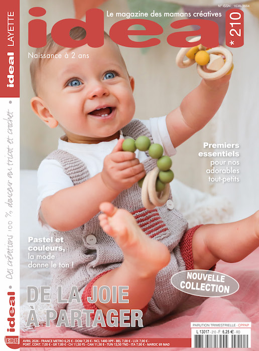 bébé souriant tenue tricot gris et rouge jouets en bois